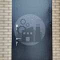 недорогая дверь ДВНД-52 с антивандальным покрытием, установлена нашими специалистами в частном доме